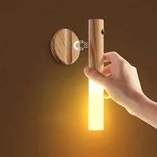 La lámpara LED de madera con sensor inteligente LumiWood Motion®